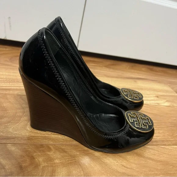 Tory Burch Patent Leather Wedges – Size 8.5 – Classic Logo Medallion - Picture 4 of 9